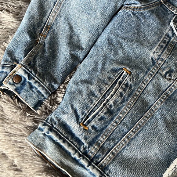 Levi’s Jean jacket M faux Shearling retro stone wash white Sherpa vintage vibes - Picture 4 of 8